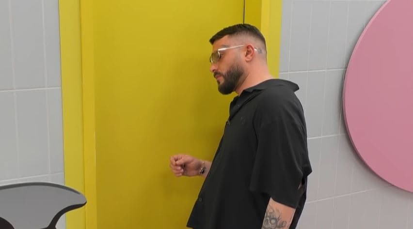 Alba futet në banjo pas gjendjes së rënduar emocionale, Limi i rri tek dera (VIDEO)