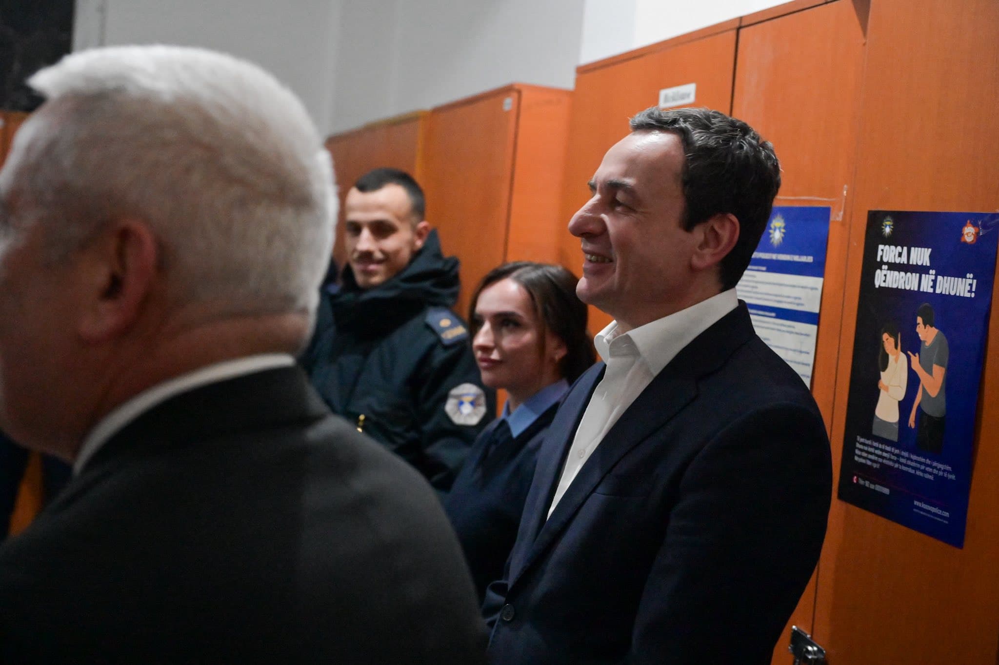 Në natën e Vitit të Ri, Kurti te policët dhe ushtarët e Kosovës