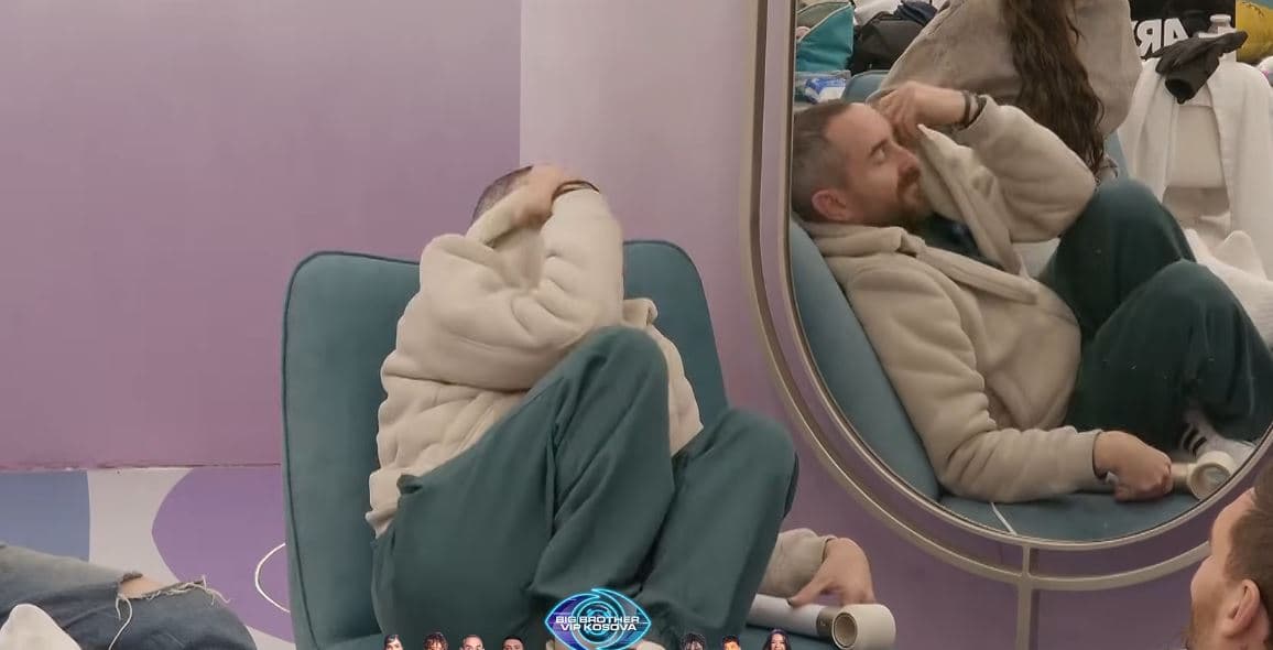 Situatë gazmore: Arditi nuk mund të flasë pa mikrofon (VIDEO)