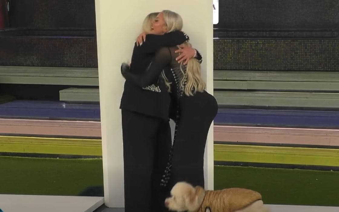 Moment emocionues: Benita befasohet nga nëna dhe qenushi i saj (VIDEO)