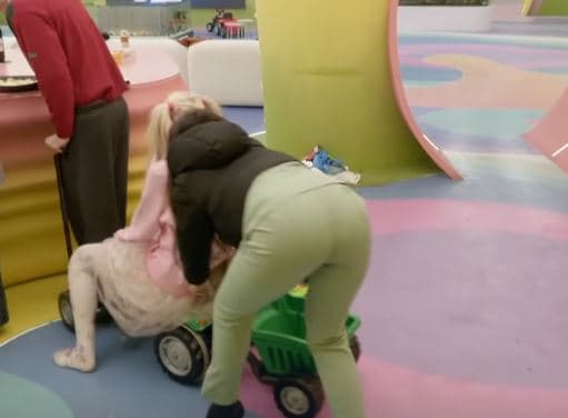 Benita “i shtyp” banorët me 'Bugatti' (VIDEO)