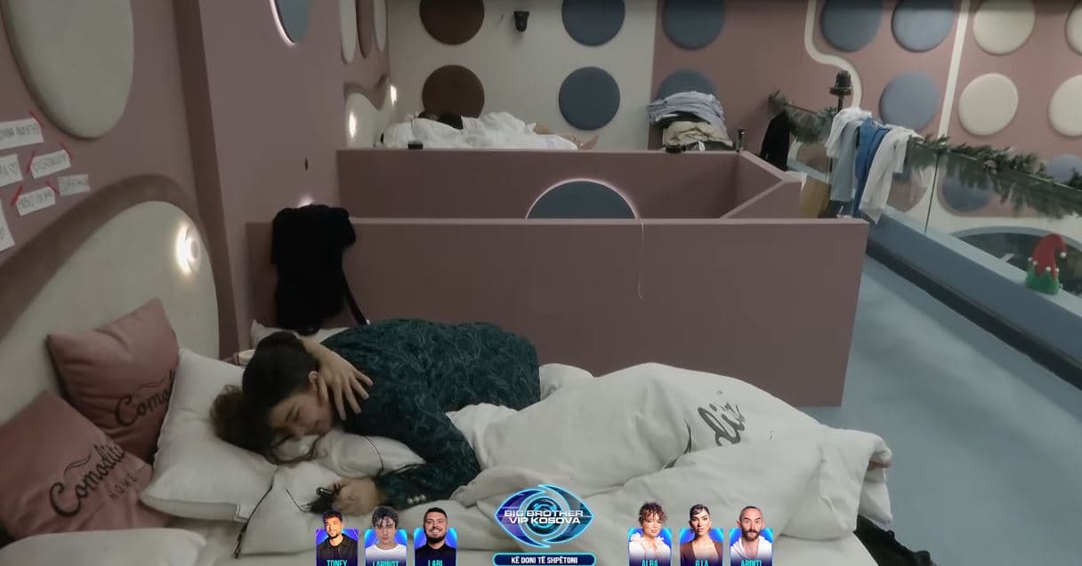 Alba e zgjon me përqafim të ngrohtë Bian (VIDEO)