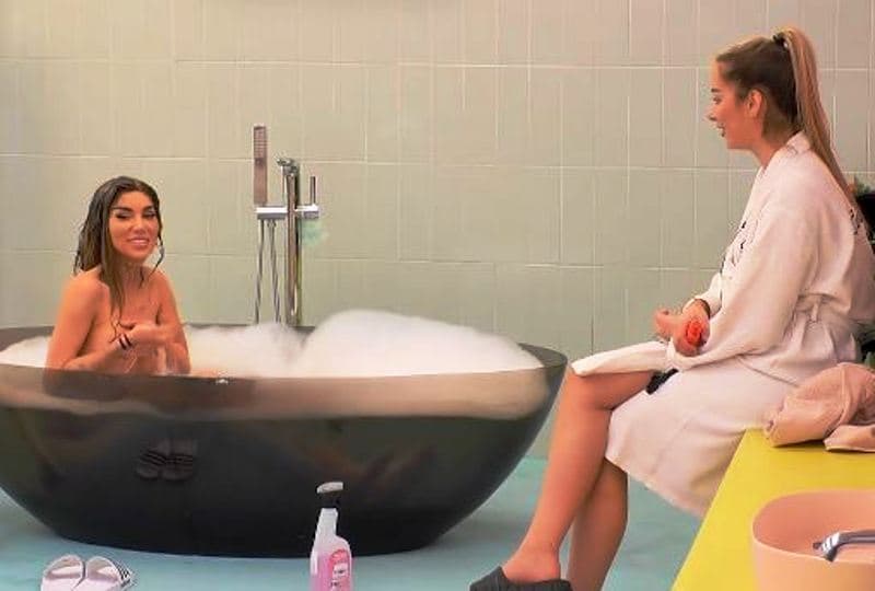 Bia lahet e zhveshur në vaskë, kërkon përqafim nga Kushtrimi (VIDEO)