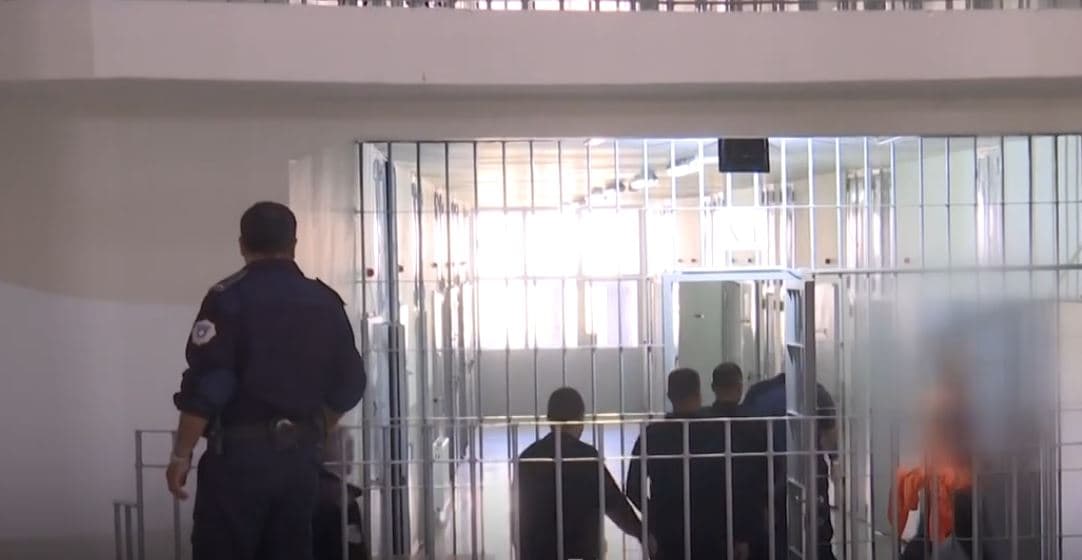 Mëshira e presidentes: Osmani fali një grua, asnjë të burgosur tjetër (VIDEO)
