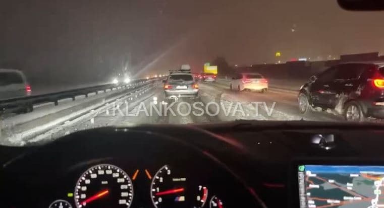 Mërgimtari bllokohet që disa orë në autostradën e Sllovenisë për shkak të kushteve të rrugës