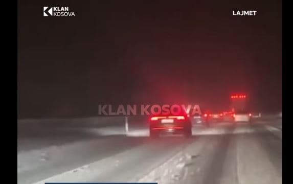 Mërgimtarët po përballen me rrugë të ngrira në Kroaci e Slloveni (VIDEO)