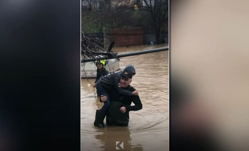 Përmbytjet në Gjakovë: Vetëm barkat shpëtuan banorët (VIDEO)