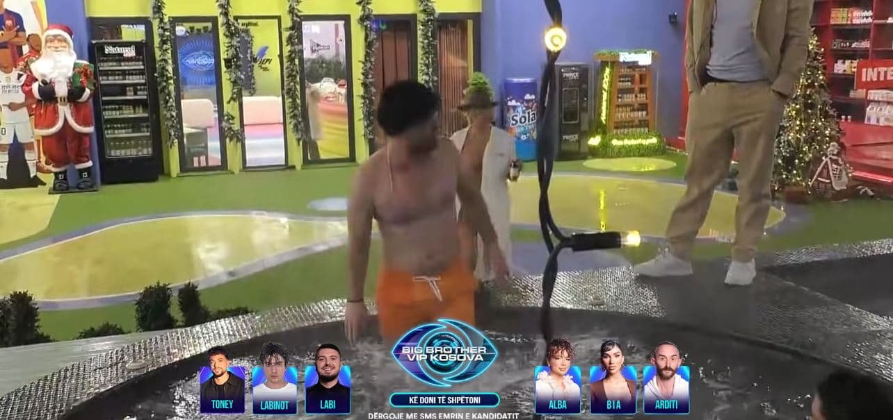 Labi me bikini dhe paruke, ngjall të qeshura te banorët (VIDEO)
