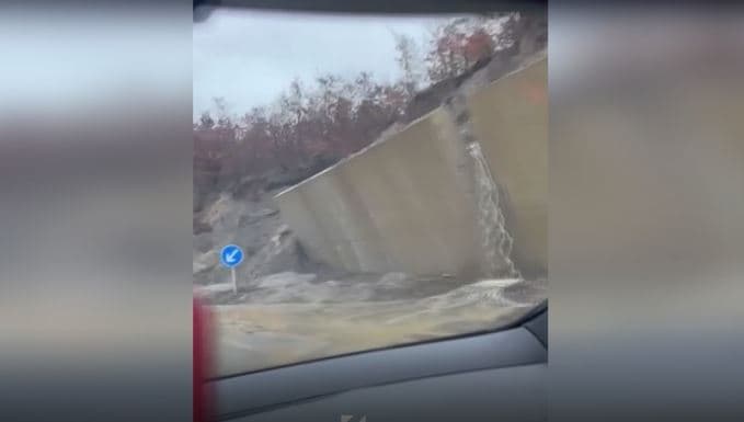 Udhëtarët i "tuten" shembjes së murit në rrugën Gjakovë - Klinë (VIDEO)