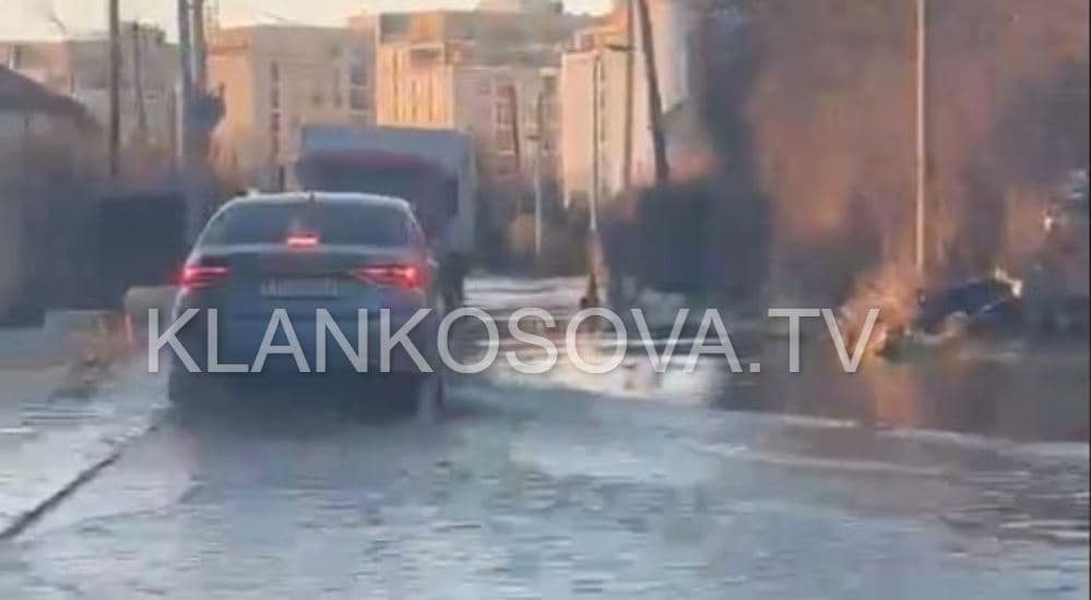 Uglare nën ujë, veturat kalojnë me vështirësi (VIDEO)