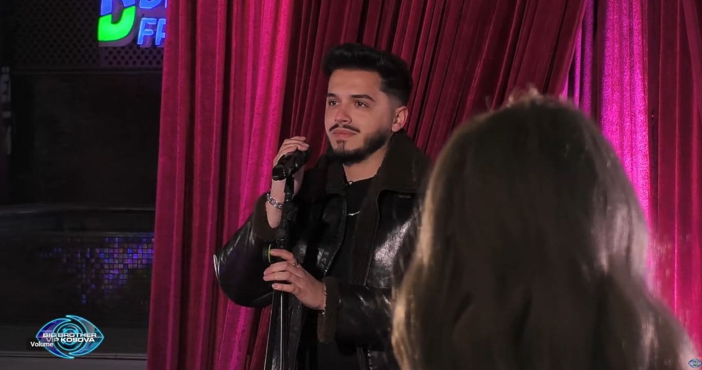 Endri befason Benitën, ia këndon këngën më të re (VIDEO)
