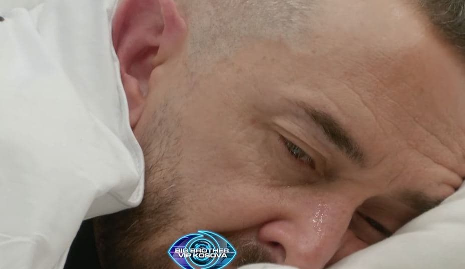 Arditi shpërthen në lot, i emocionuar nga tingujt e muzikës (VIDEO)