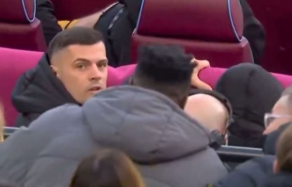 Momenti kur Xhaka përplaset me tifozët (VIDEO)