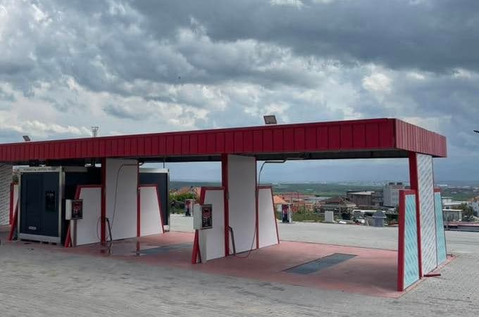 Dëmton aparatin elektronik të autolarjes dhe vjedh 3 mijë euro, arrestohet i dyshuari në Prishtinë