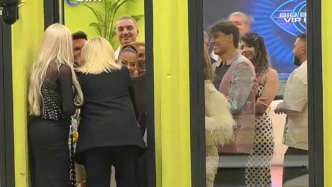"Limi kujdes ti pak..." - Nëna e Benitës u drejtohet me disa fjalë banorëve (VIDEO)