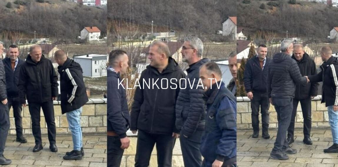 Djali i Adem Jasharit shkon në Reçak për t’i nderuar 45 shqiptarët e vrarë (VIDEO)