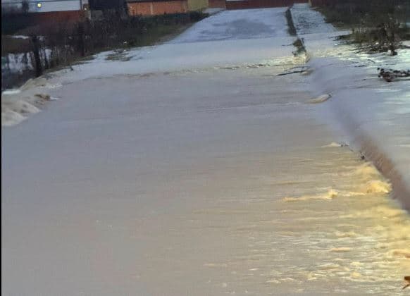 Lladrovci u bën thirrje qytetarëve: Shiu s'po ndalet, mos dilni në rrugë pa nevojë