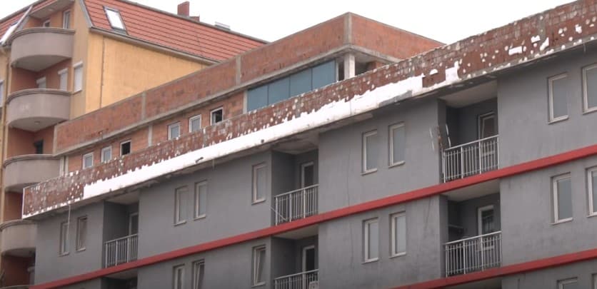 Rënia e fasadës në Fushë Kosovë: Kush përgjigjet për lëndimin e kalimtarit? (VIDEO)