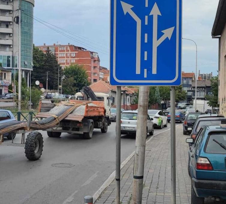 Prishtina “çliron” trotuaret për qytetarët (VIDEO)