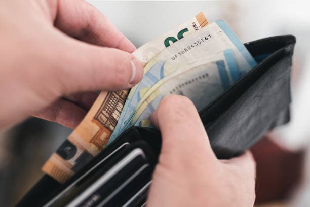 Qytetarit i grabitet çanta me mijëra euro në Prishtinë