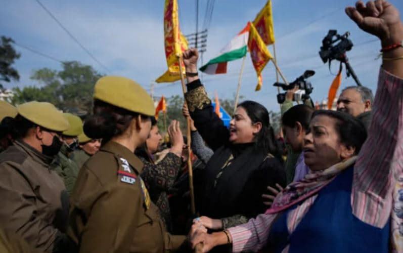 India mbyll kolegjin mjekësor në Kashmir pas protestave kundër studentëve myslimanë