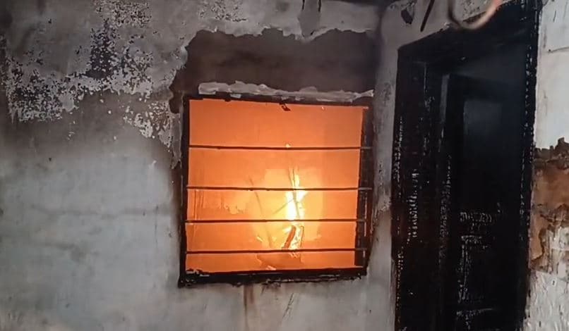 Zjarr i madh në tri objekte në Lushnjë, asfiksohet një 12-vjeçare