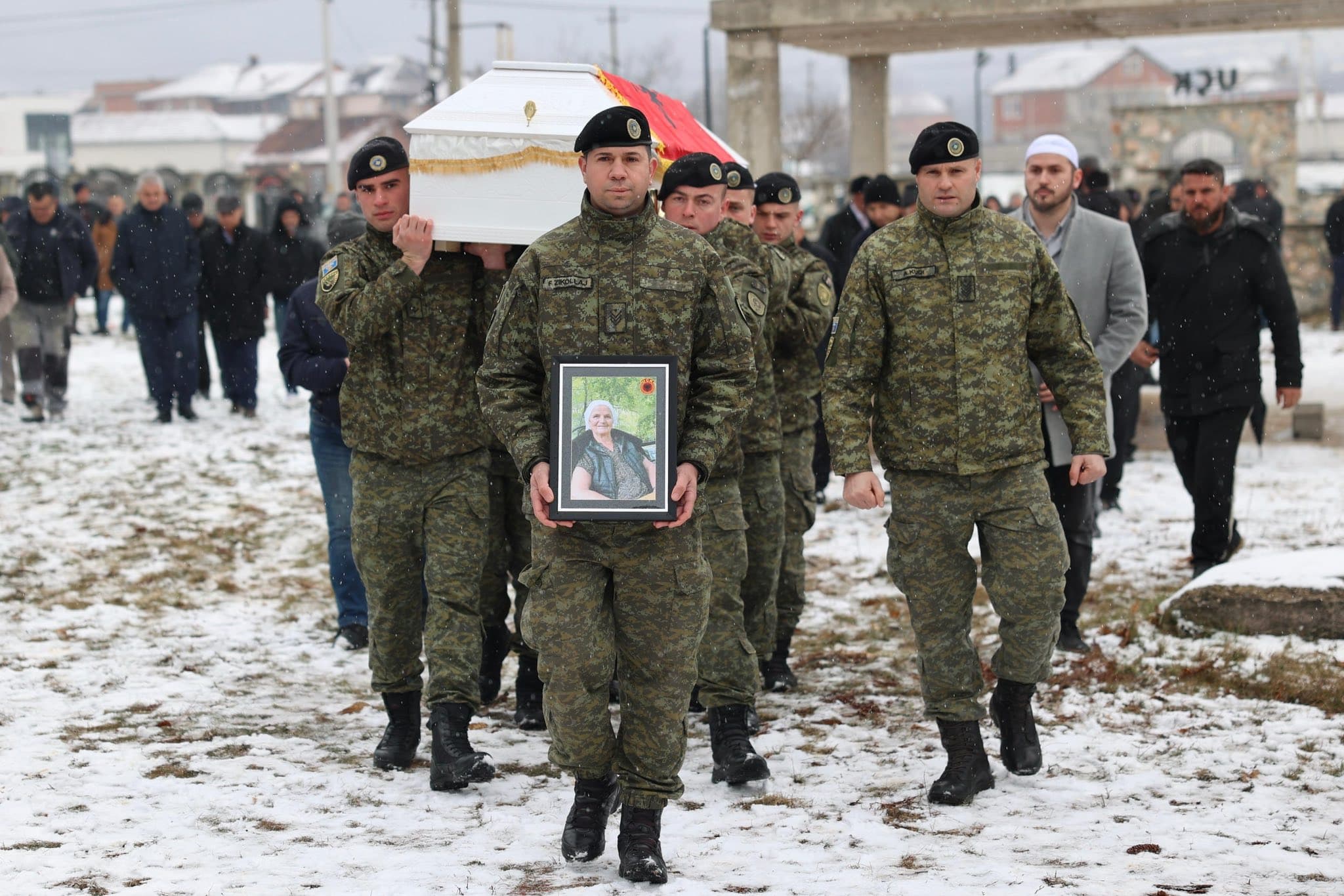 I jepet lamtumira e fundit nënës së dëshmorëve, Tahir e Agim Mazrekaj