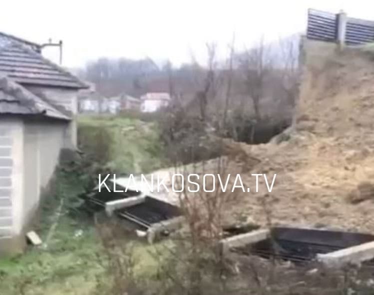 Reshjet e shiut rrëzojnë rrethojën e një shtëpie në Gjakovë (VIDEO)
