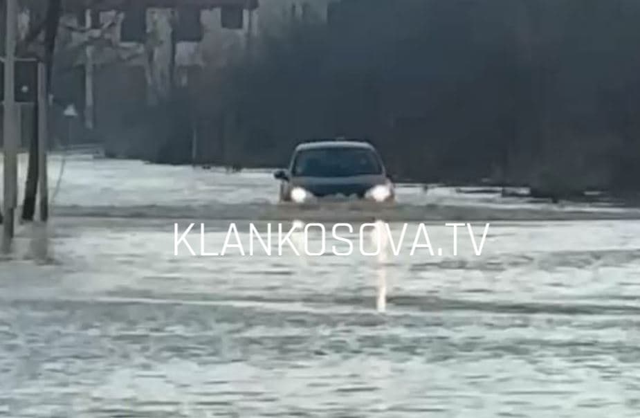 Reshjet e mëdha të shiut: Vetura me zor qarkullon në Obiliq (VIDEO)