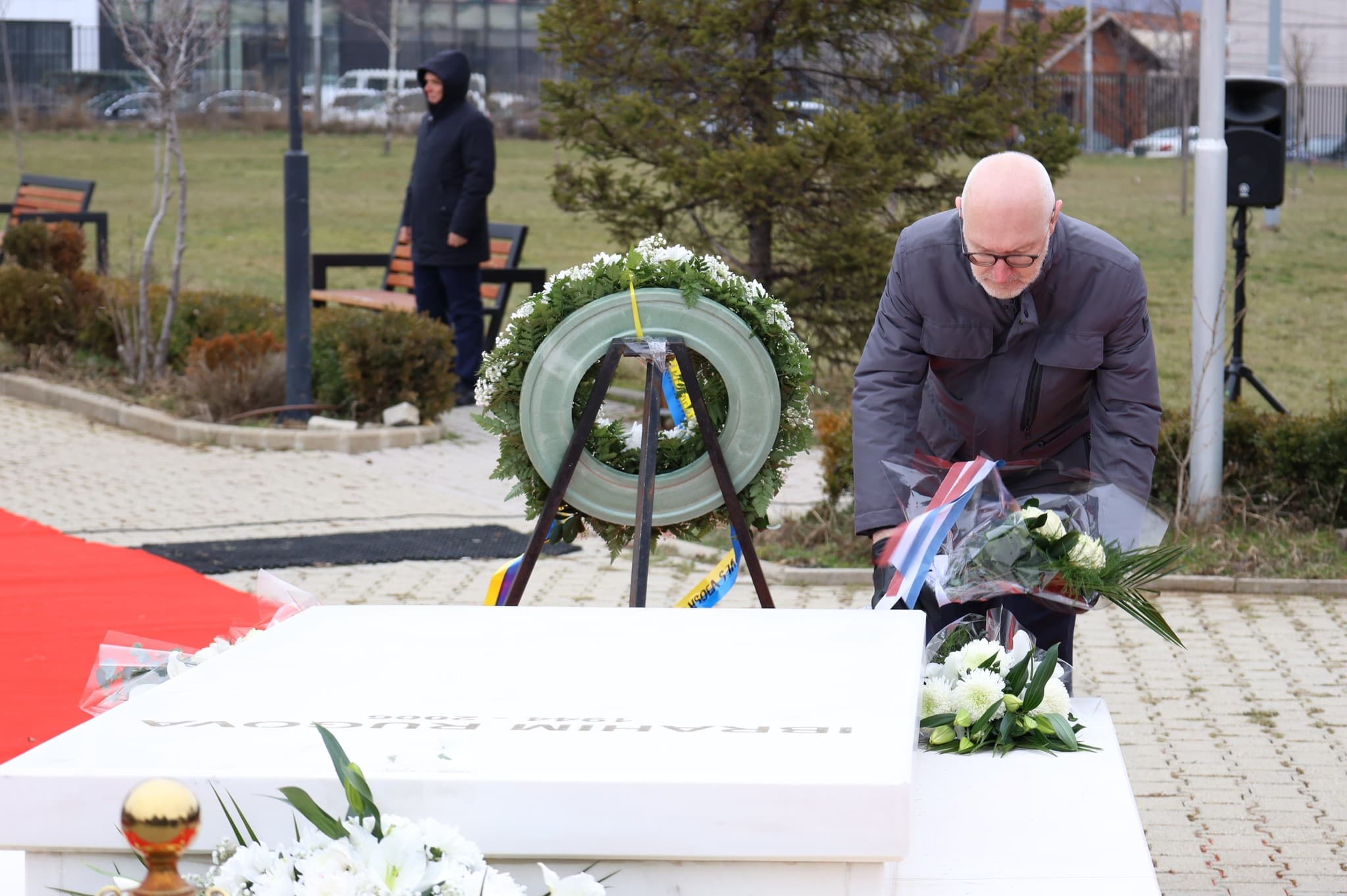 Ambasadori francez: Rugova, burrështetas vizionar, arkitekt i paqes