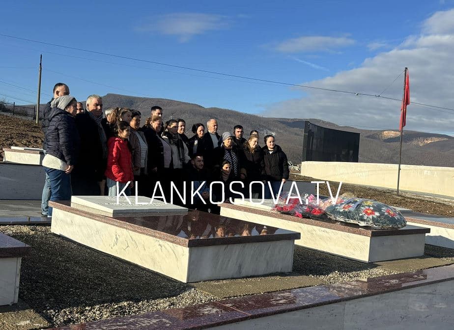 Përvjetori i Masakrës së Reçakut - Zhvillohen homazhe në varrezat e dëshmorëve në Shtime