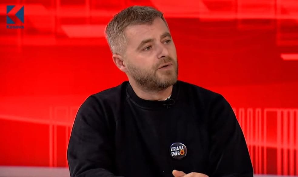 “I ka mungu vetëm fotoja e Millosheviqit” – Tasholli i ashpër me Specialen për ligjëratën në shkollë (VIDEO)