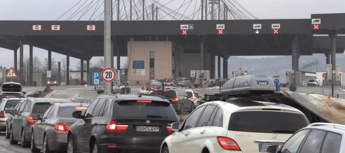 Në Merdarë, 40 minuta pritje për të dalë nga Kosova