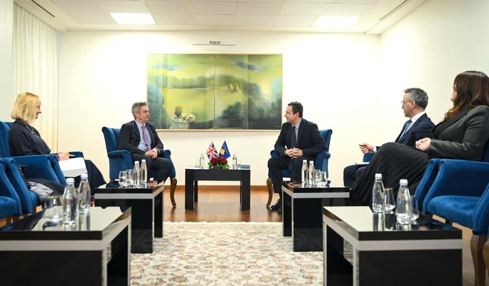 Kurti takon ambasadorin britanik, diskutojnë për formimin e institucioneve