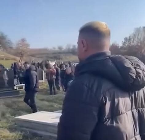 PAMJE| Labi i mërzitur, merr pjesë në varrimin e gjyshit të tij (VIDEO)