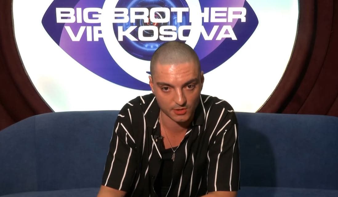 Labinoti mesazh të dashurës: Kërkoj falje që s’të përmenda, mendjen e kam te kujtimet me ty (VIDEO)