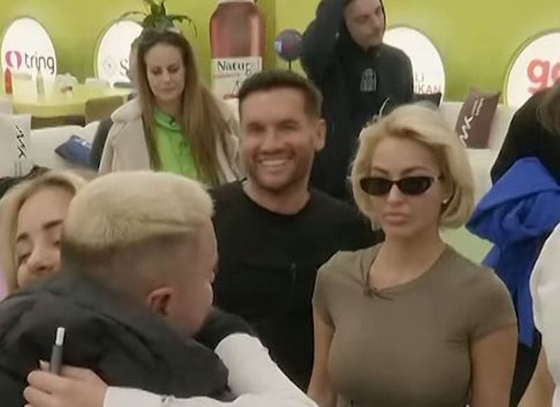 Labi kthehet nga ceremonia e vorrimit të gjyshit të tij, mirëpritet nga banorët (VIDEO)