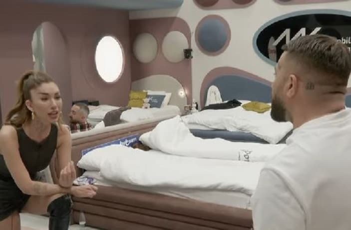 Bia shpërthen në lot, flet me Limin: Nuk më duan (VIDEO)