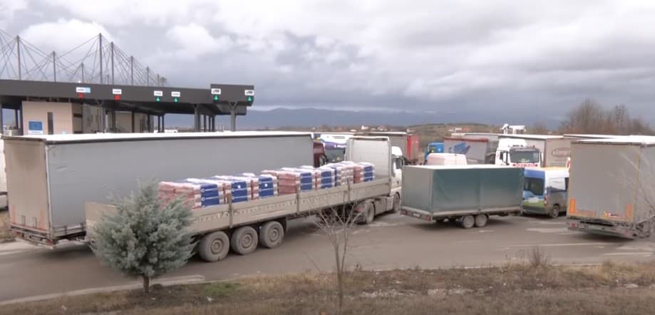 Mllefi i transportuesve: Proteston rajoni, dëmtohet Kosova (VIDEO)