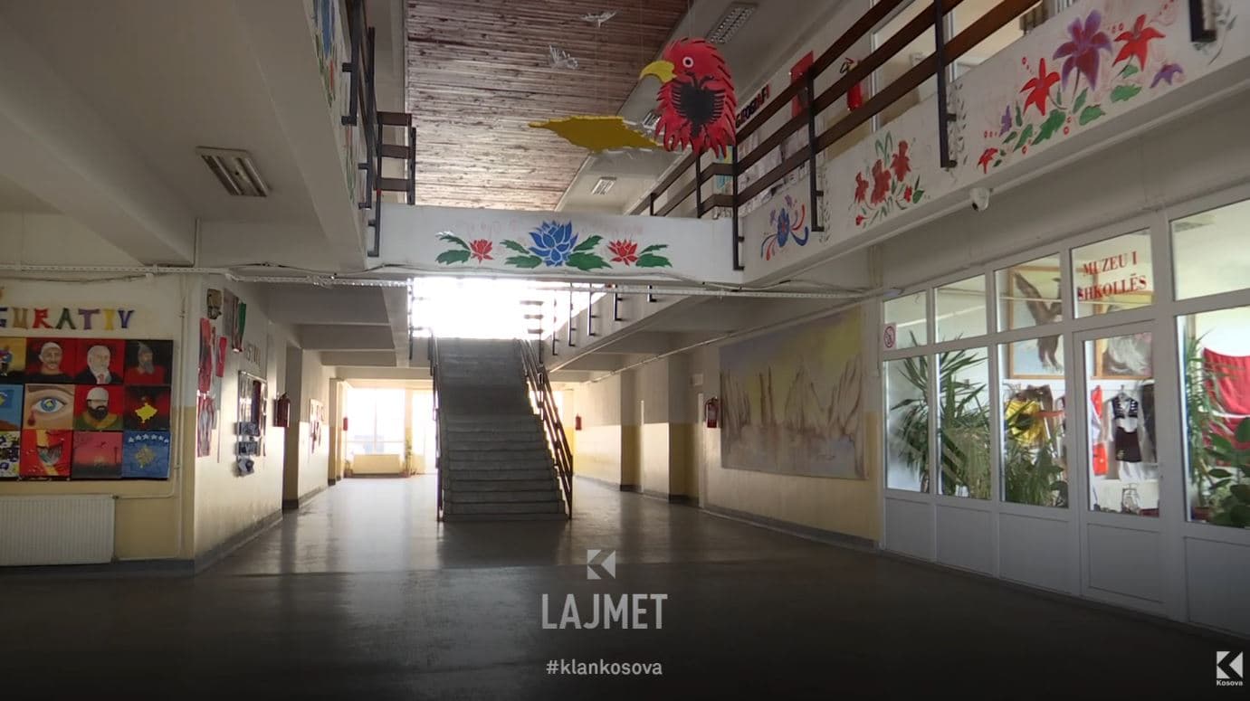 Mungesa e mësueses: Nxënësve iu shkurtohet orari i mësimit (VIDEO)