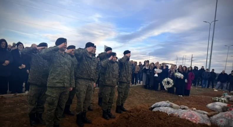 Lamtumira e fundit për mjekun e luftës, çanta e ilaçet ruhen në spital (VIDEO)
