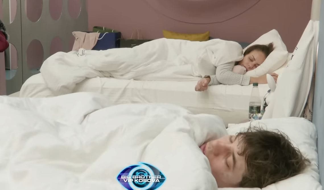 Mëngjes i veçantë në shtëpi: Ndizen dritat nën tingujt e këngës së "Bareshës" (VIDEO)