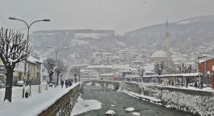 Reshjet e borës: Nis pastrimi i rrugëve në Prizren (VIDEO)