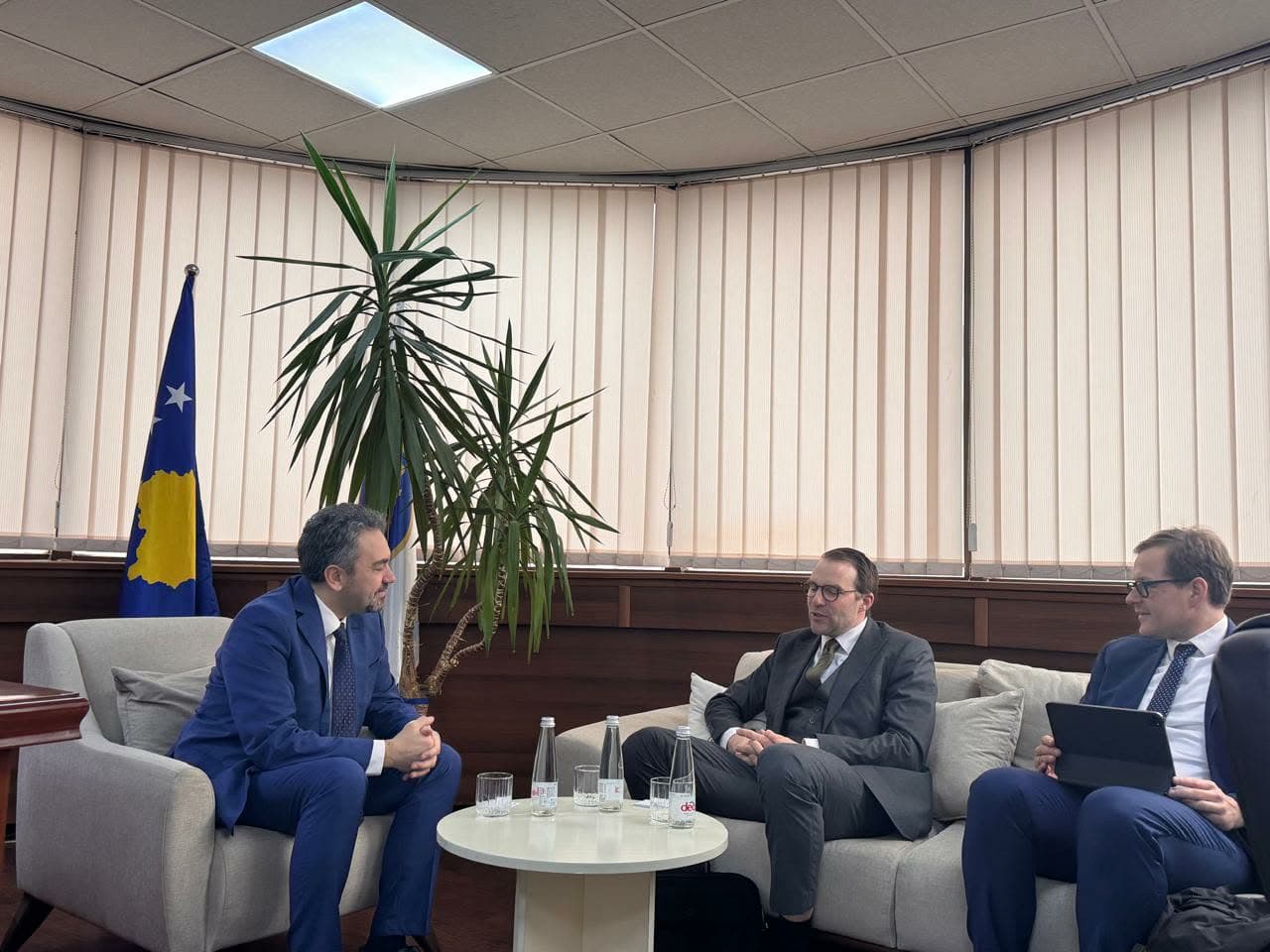 Radoniqi pret në takim Conradin, flasin për përmbylljen e procesit të rinumërimit të vota