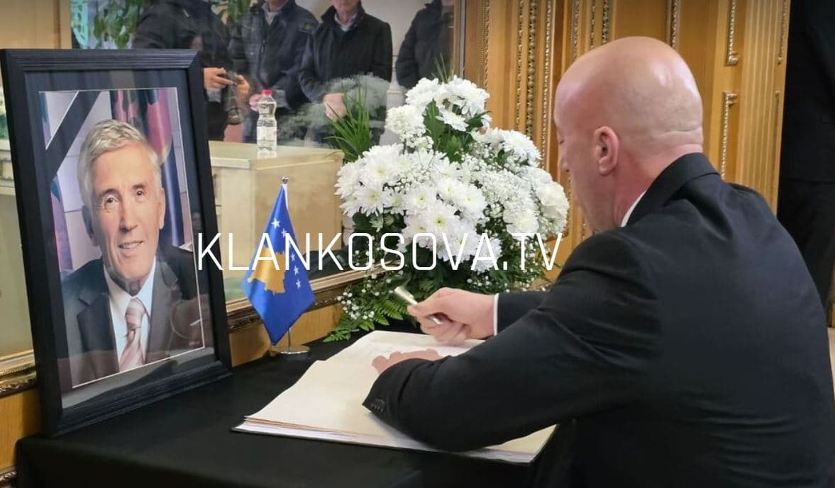 Ramush Haradinaj bën homazhe për ish-kryeparlamentarin Nexhat Daci