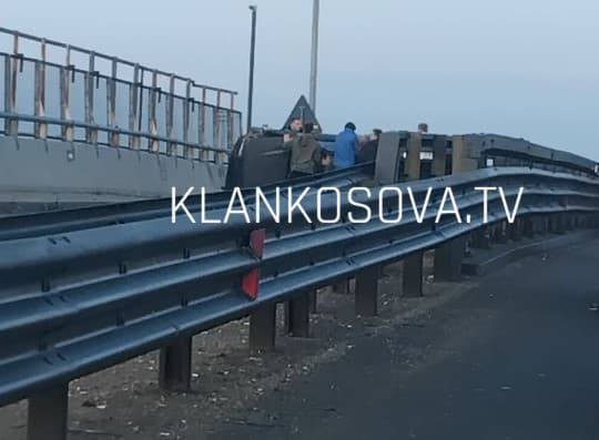 Rrokulliset një veturë në hyrje të autostradës (FOTO)