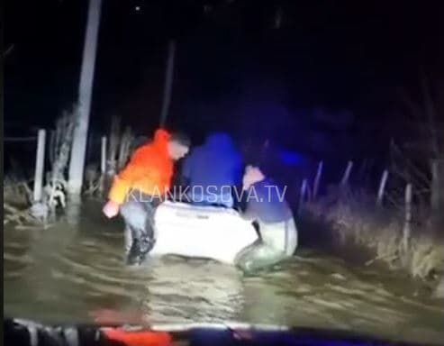 Zjarrfikësit dhe Shoqata për Kërkim-Shpëtim evakuojnë banorët nga vërshimet në Lagjen e Boshnjakëve