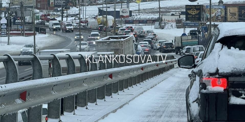 Reshjet e borës, kolona të gjata në Sllatinë (FOTO)
