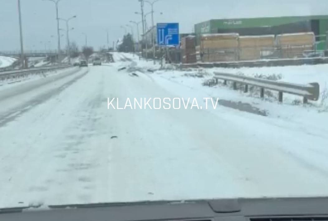 Kujdes! Akulli mbulon rrugën në Stanoc (VIDEO)