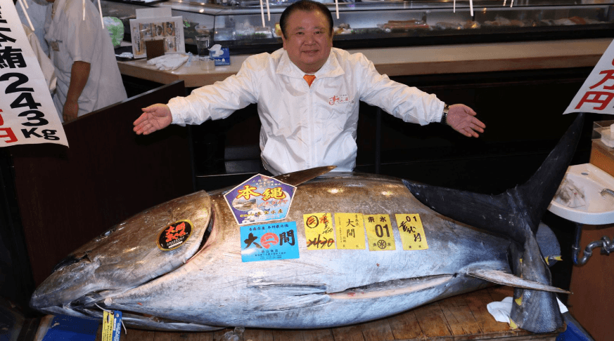 Tuna masive me pendë të kaltër shitet për mbi 2.7 milionë euro në një ankand në Japoni